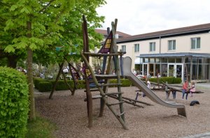 Ansicht Spielplatz mit Bistrogarten